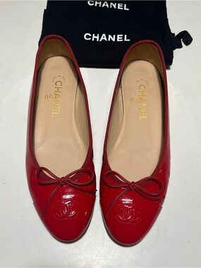 CHANEL Red Patent Leather Ballet Flats with CC Emblem